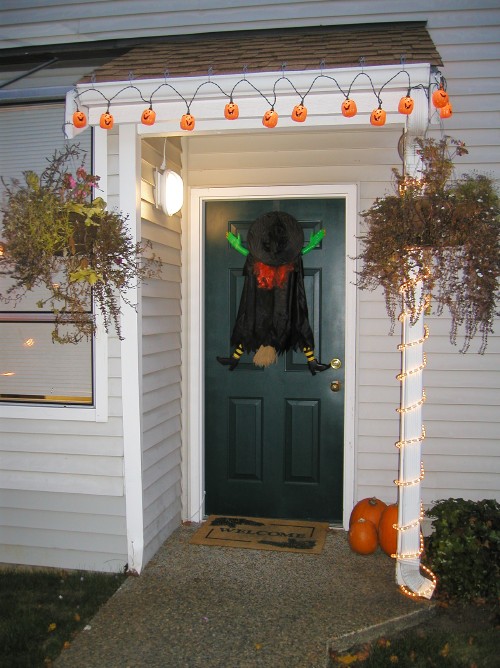 Halloween party at Eduard, 2002
(Click on the picture for the full-size version)