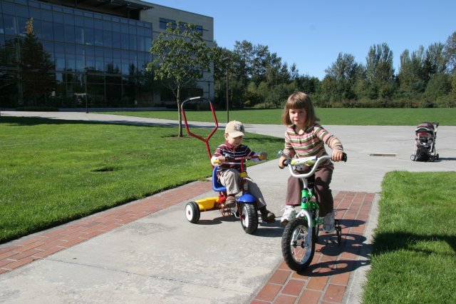 Biking in a sunny fall day
(Click on the picture for the full-size version)