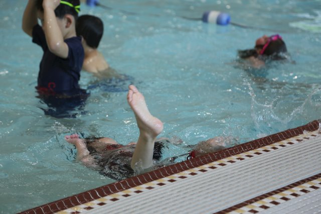 First swimming lesson, 05/03
(Click on the picture for the full-size version)